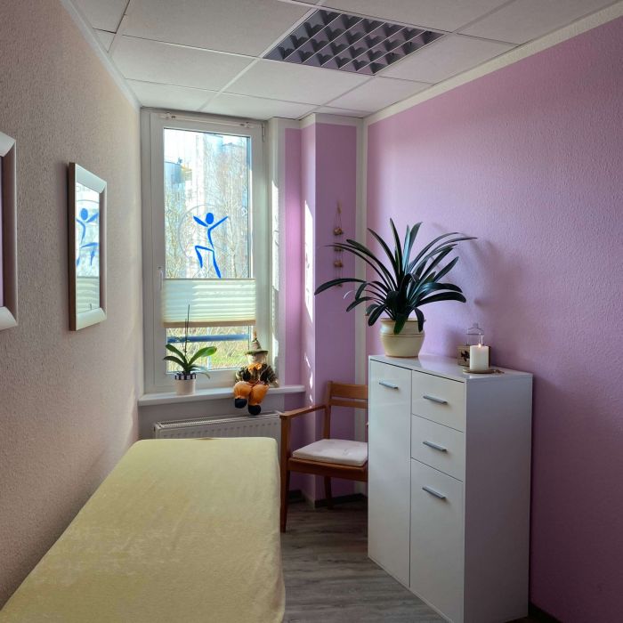 Physiotherapie A. Steinbacher - Zweiter Behandlungsraum in pink